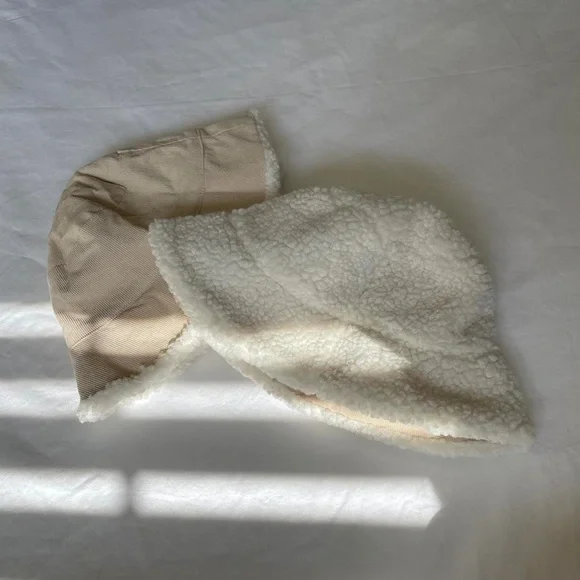 Light brown and white bucket hat - Picture 2 of 4